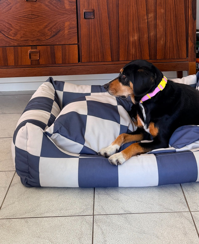 A dog lying in the Goalgetter Fritz Nest Bed