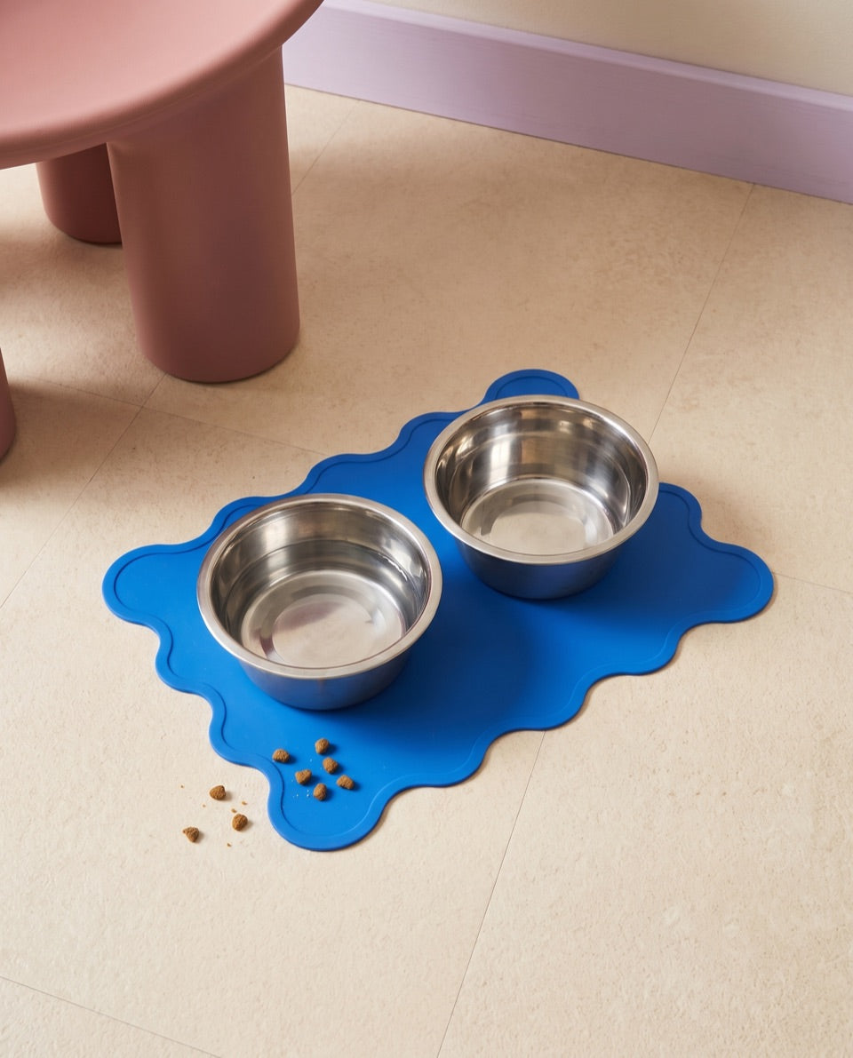 Le tapis Snorkel Blue dans un coin repas stylisé