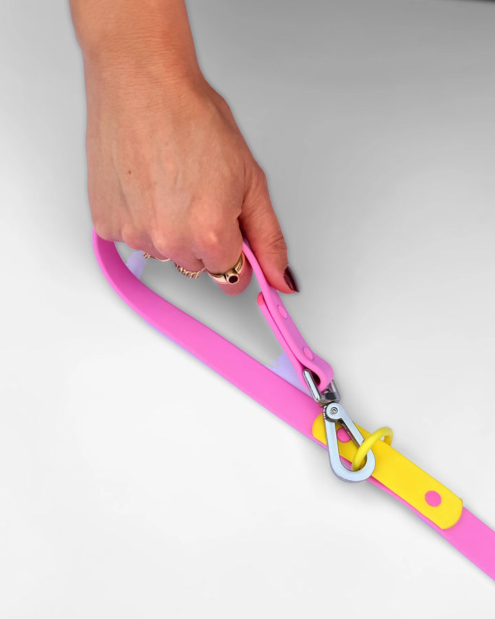 Sturdy swivel hooks.